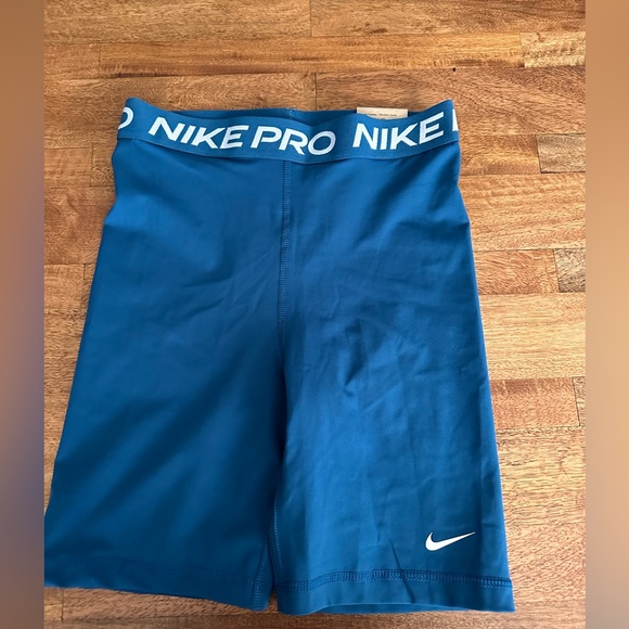 NIKE WOMEN SHORT /BIKER SHORT, NEW WITH TAG ! - Picture 4 of 7